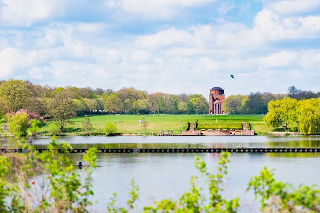 Vista a través del parque de la ciudad de Hamburgo hacia el planetario, fotografía de propiedades en Hamburgo