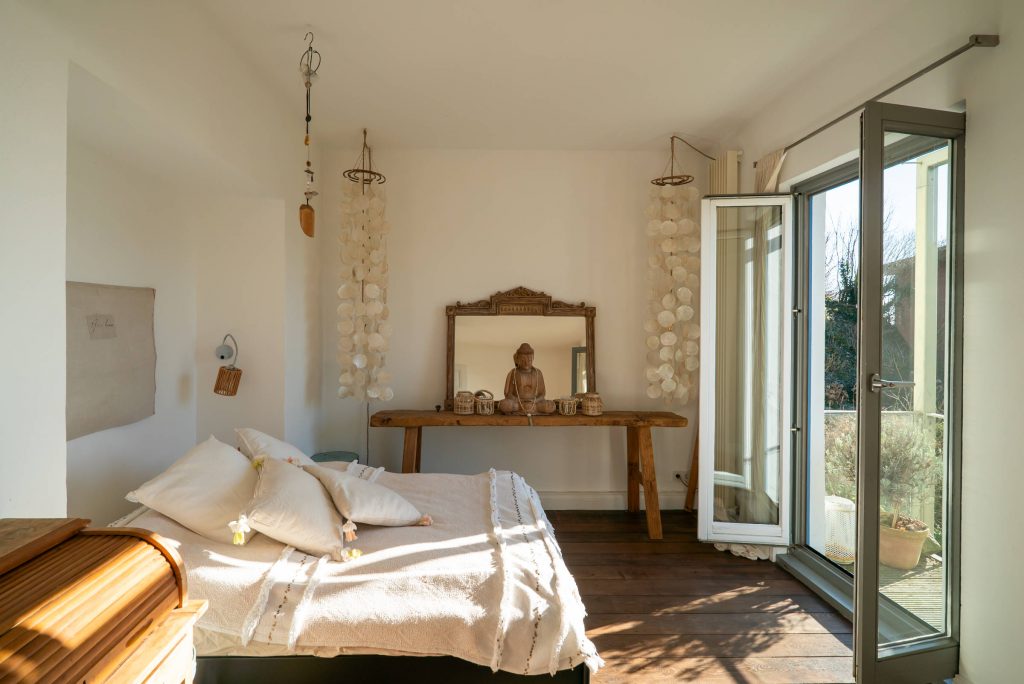 Das Schlafzimmer einer Immobilie im Treppenviertel Blankenese – Immobilienfotografie Hamburg.