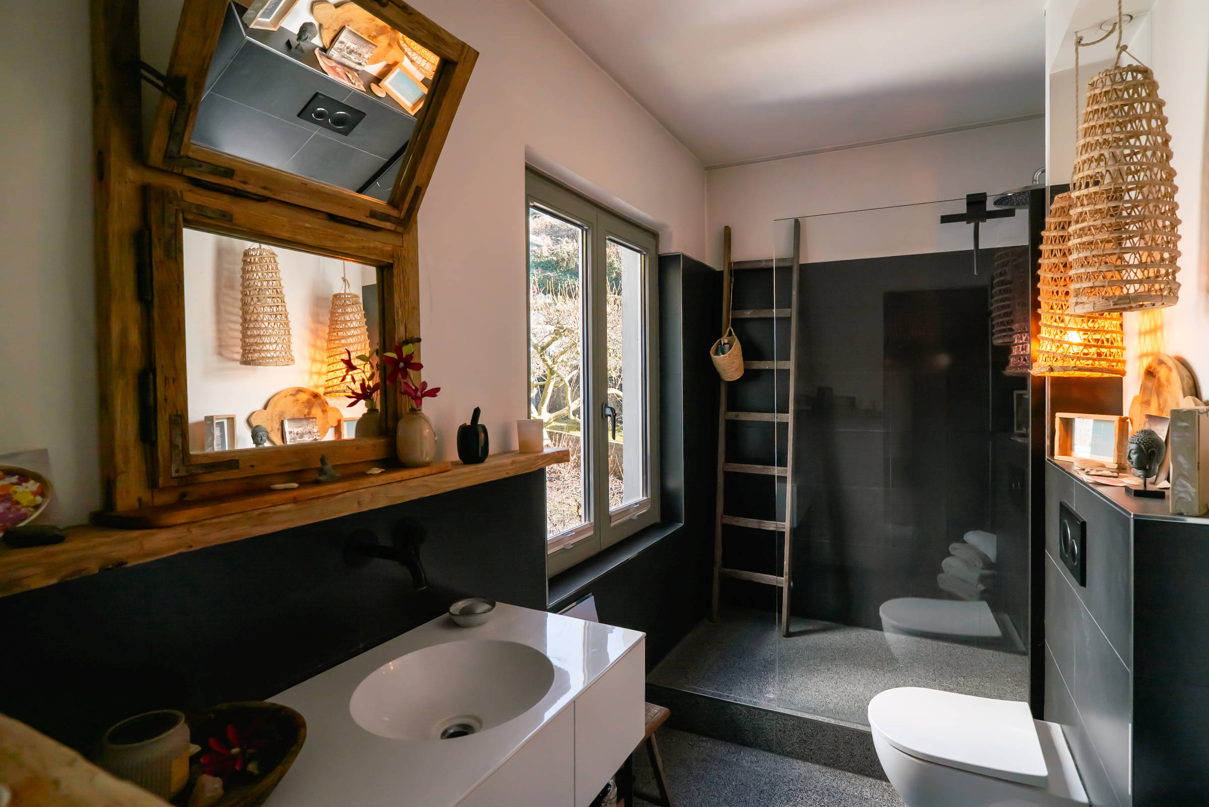 Ein stimmungsvoll eingerichtetes Badezimmer mit warmer Beleuchtung als Immobilienfoto.