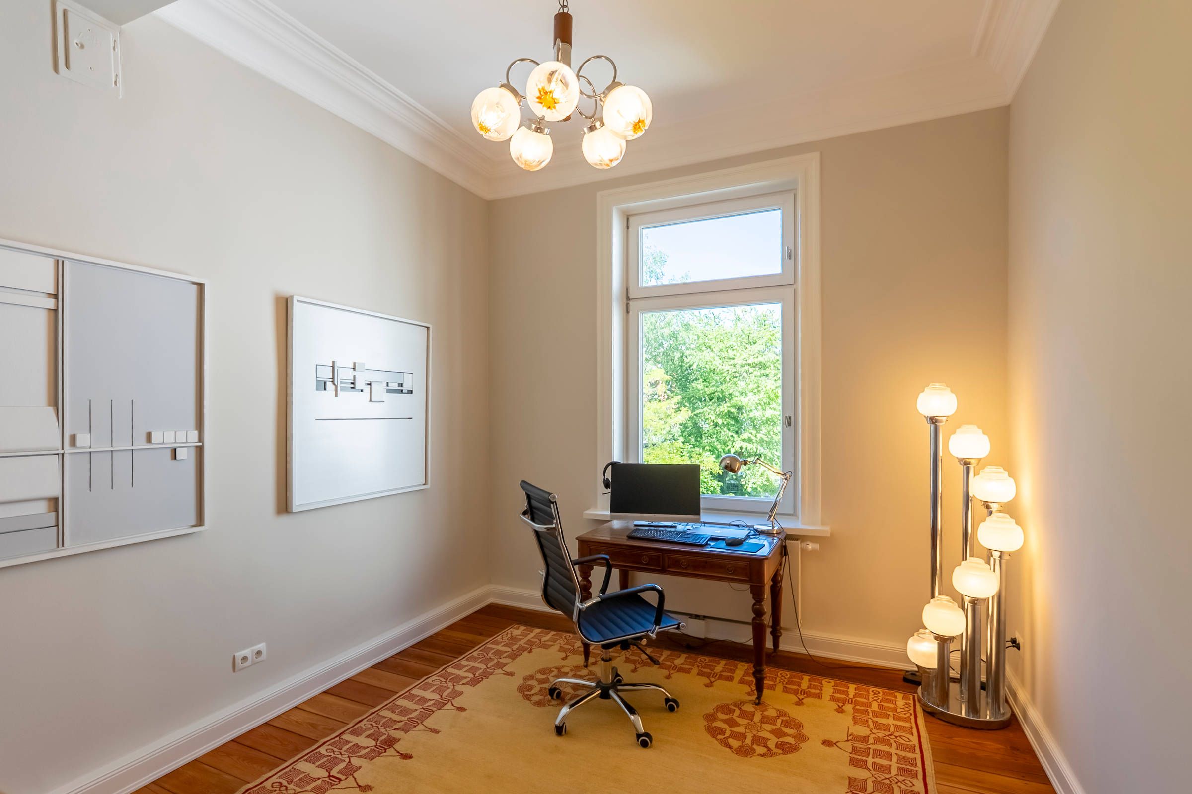 Immobilienfotografie Hamburg, Blick in ein Zimmer mit Schreibtisch und Stuhl