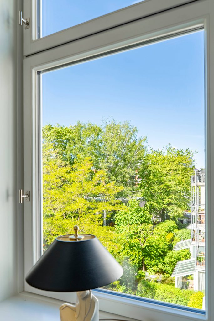 Immobilienfotografie Hamburg, Blick aus einem Fenster auf grüne Bäume draußen