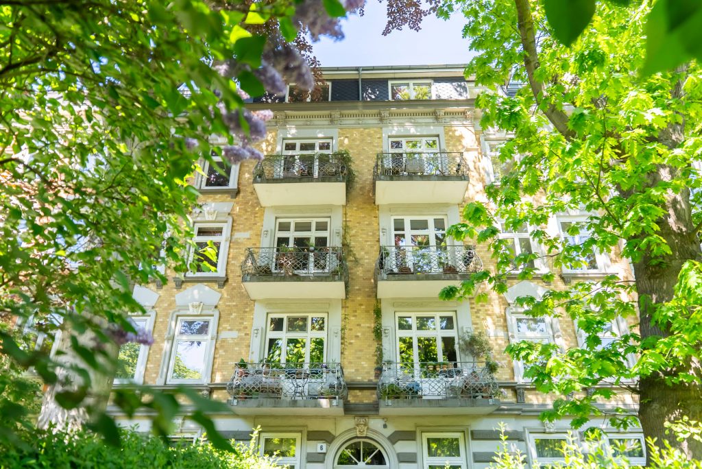 Immobilienfotografie Hamburg, Blick auf eine Altbau-Fassade