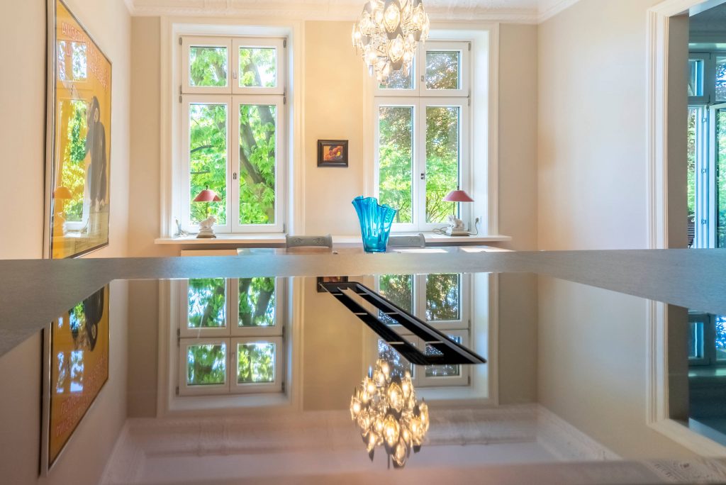 Blick nah über eine glatte Herdoberfläche