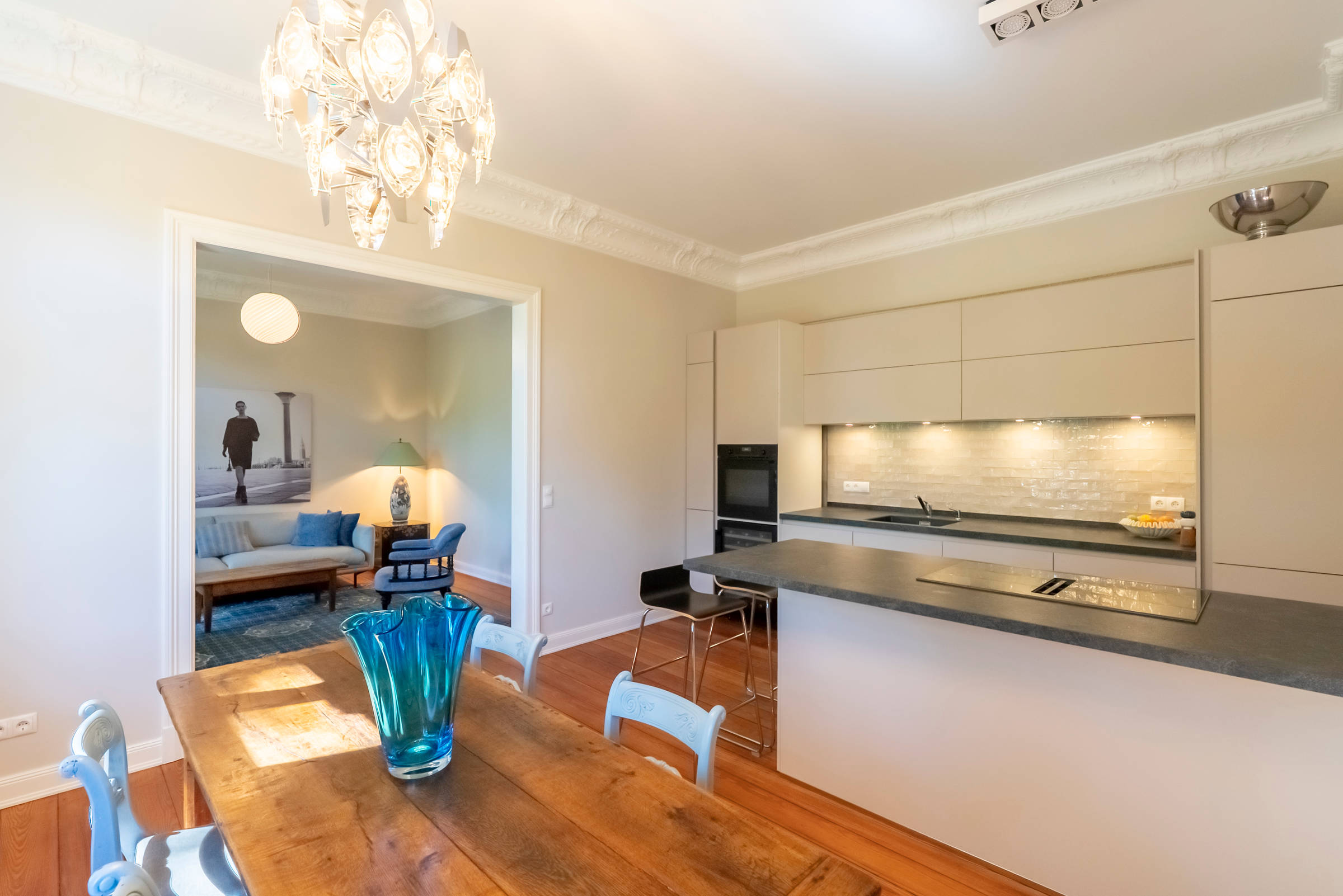 Immobilienfotografie Hamburg, Blick in ein helles Esszimmer, Küchenteil