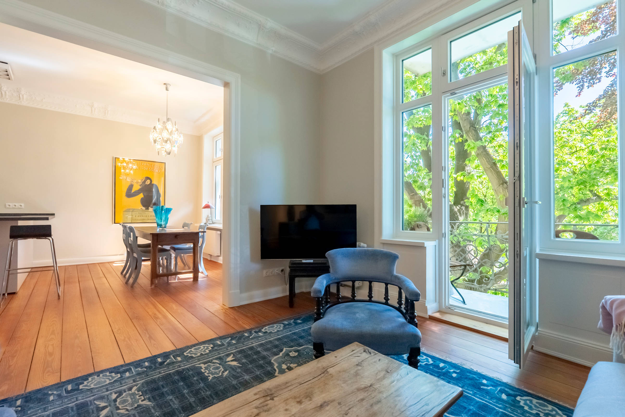 Blick in ein großes Wohnzimmer