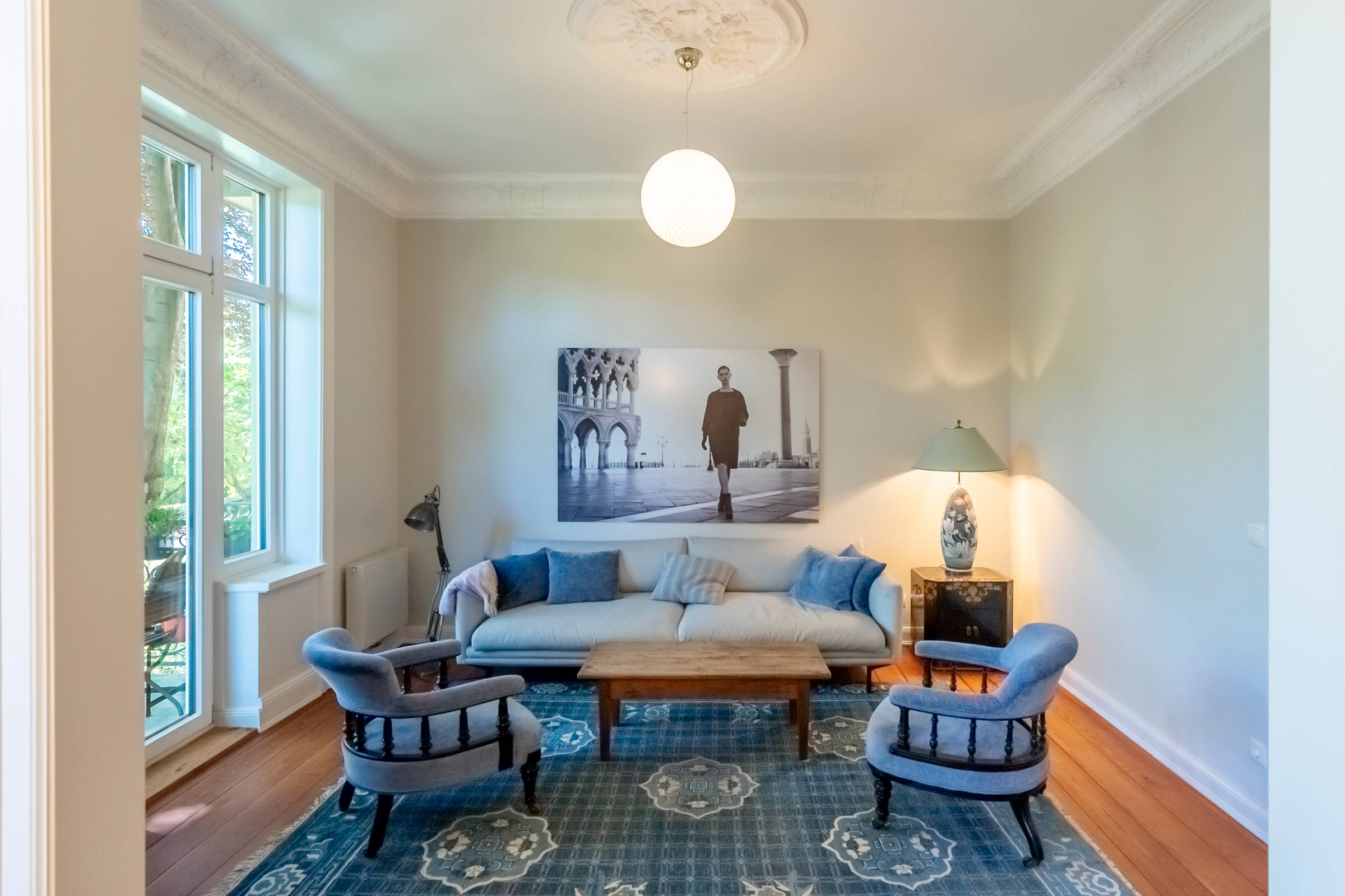 Blick in ein großes Wohnzimmer